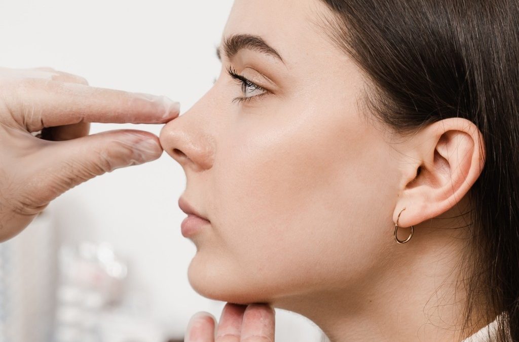 Redessiner son nez sans chirurgie avec la rhinoplastie médicale