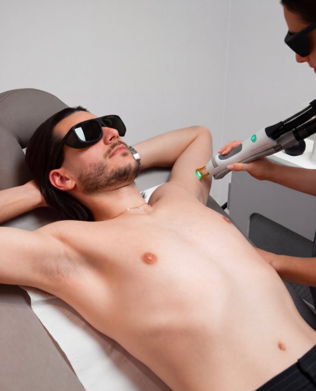Épilation laser au masculin : peut-on continuer son protocole cet été ?